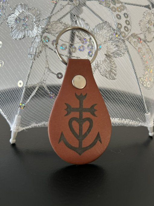 porte-clefs gravé croix de Camargue